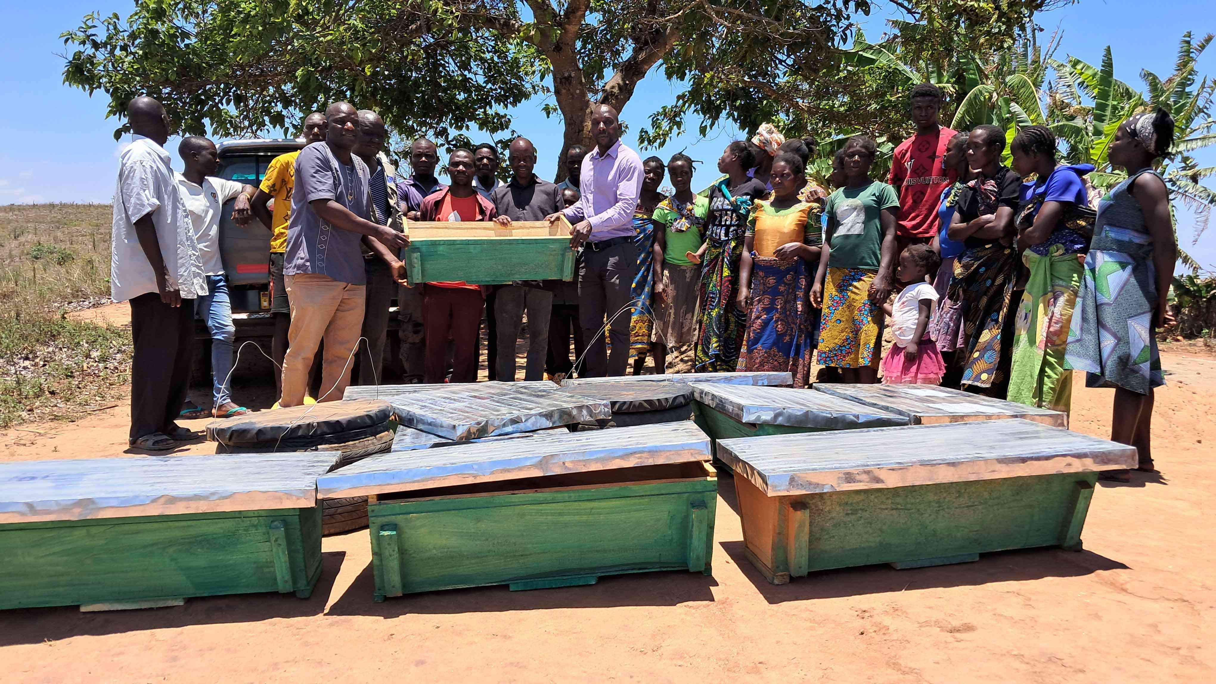 Beehives distribution exercise in Nkhatabay under MEET project